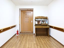 廊下に本棚と消火器