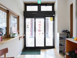 入り口の明るい通路