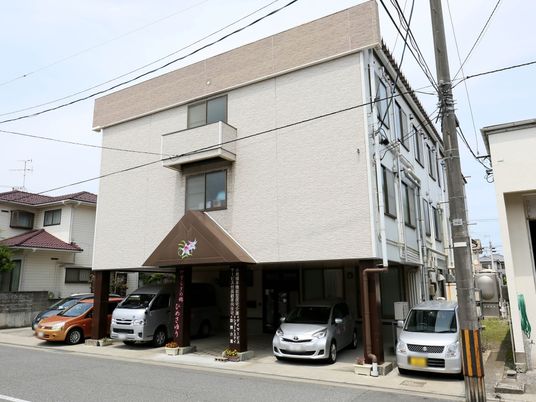 明るい外観の建物エントランス