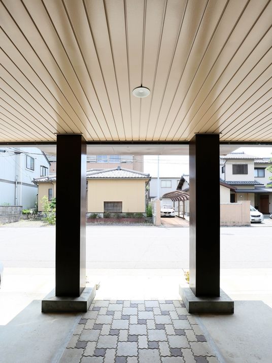 エントランスの明るい通路