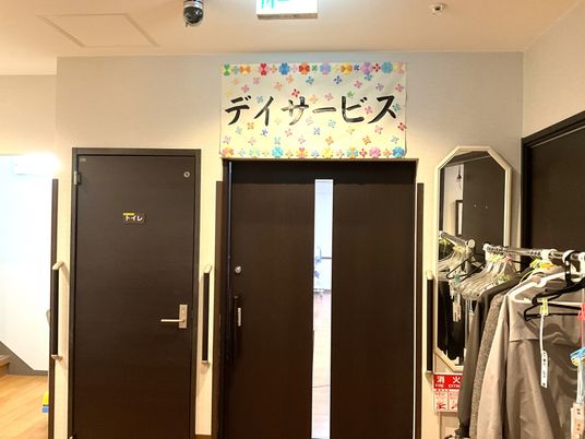 明るい服掛けの廊下