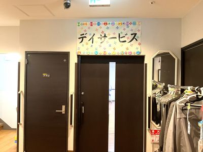 明るい服掛けの廊下