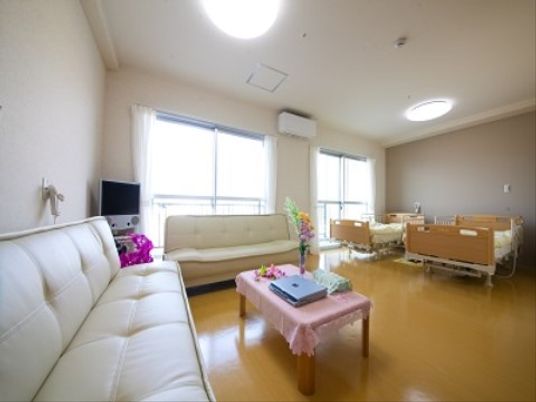 明るい居室の様子