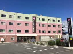 ピンクの建物全景