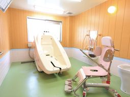 介護用バス設備と椅子