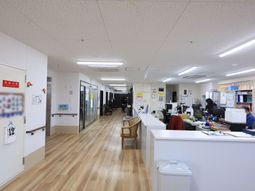 明るい廊下とスタッフ