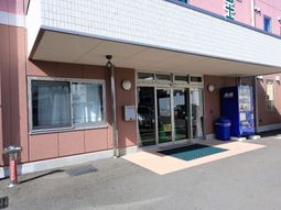 ピンクの壁面の建物入口