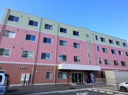 ピンク色の建物のエントランス