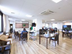 広々とした明るいダイニング