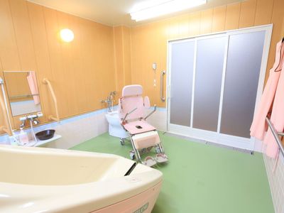 バリアフリーの洗面台と浴室