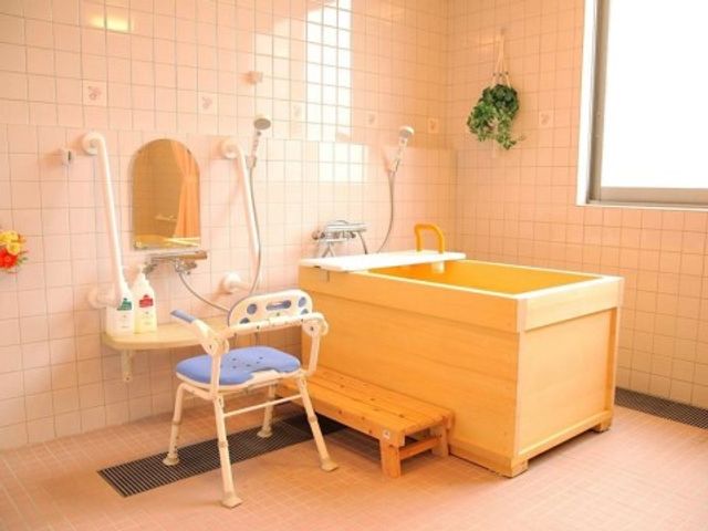 バリアフリー風呂の設備 浴室 手すり付きの温かみのある浴槽で、安心して入浴を楽しむことができる快適な空間です。