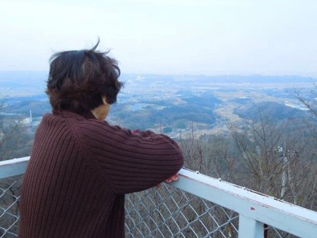 眺望を楽しむ人 景色 開放的な空間のテラスでは、四季折々の眺めをご覧いただきながら心地よいひとときを過ごせます。