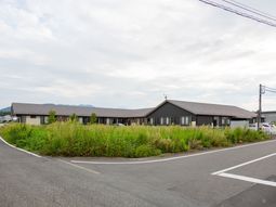 広々とした一階建て施設