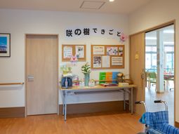 掲示物とテーブルのロビー