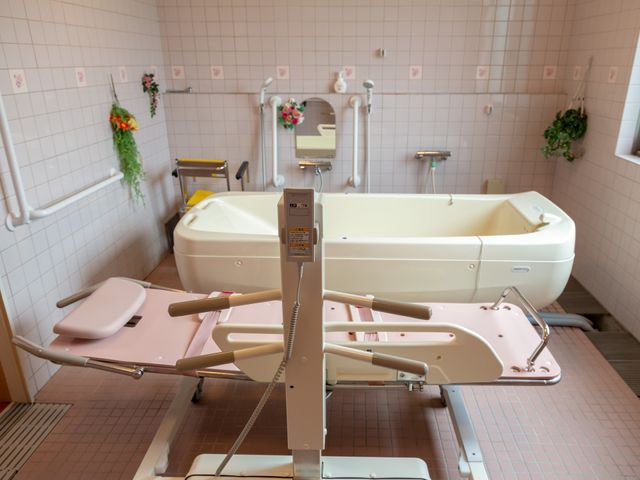 清潔な浴室の設備 浴室 手すりや椅子を備えた浴室です。利用者の方が安心してご入浴いただける環境が整っています。