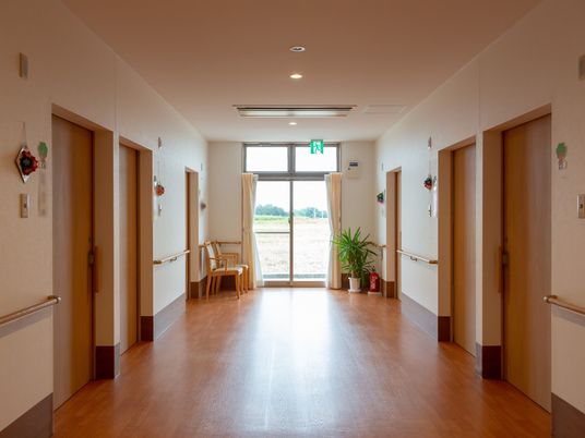 明るい廊下と部屋の扉