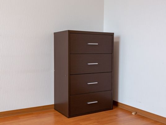 茶色の清潔な箪笥