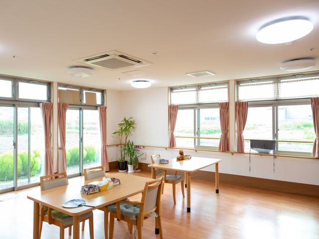 明るく広々とした食堂 共有スペース 窓から自然光が入る心地よい食堂で、ゆったりとお食事や交流をお楽しみいただけます。