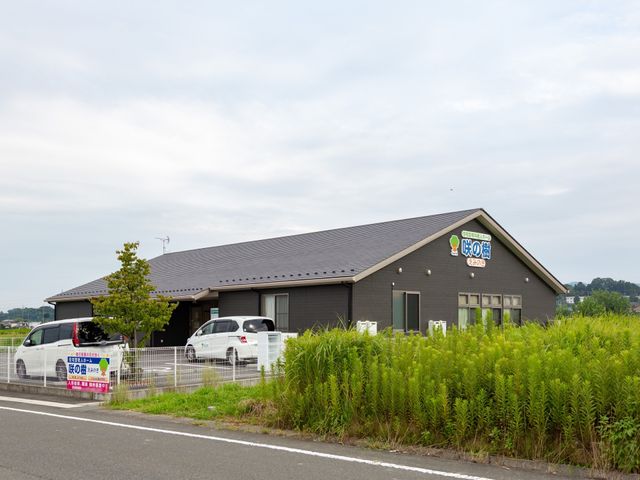 緑豊かな外観 外観 自然に囲まれた落ち着いた建物です。地域に開かれた場として親しみやすい外観が特徴です。