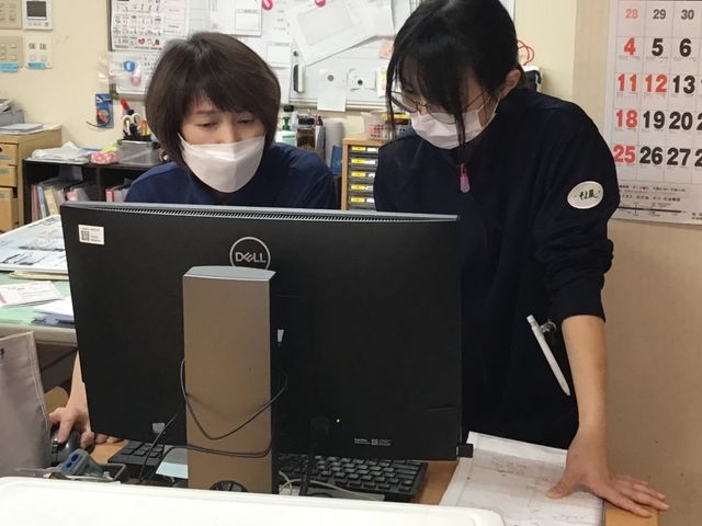 スタッフが働く事務所 スタッフイメージ スタッフが協力しながら業務を行う、チームワークの良い職場環境があります。