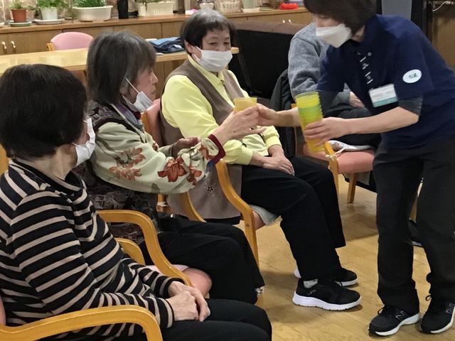 レクリエーション指導 多目的室 スタッフが丁寧にレクリエーション活動をサポートし、明るい雰囲気の中で入居者様が交流を深めています。