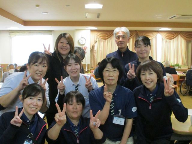 明るく仲の良いスタッフ集合 スタッフイメージ チームワークを大切にする私たちの明るい職場で、共に働きませんか。