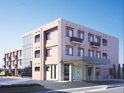 明るい外観の建物