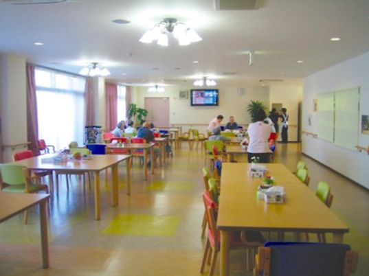 明るい共用の食堂