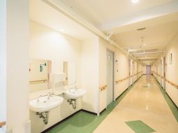 廊下と手洗い場
