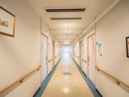 明るい廊下の風景