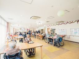 明るい食堂の様子