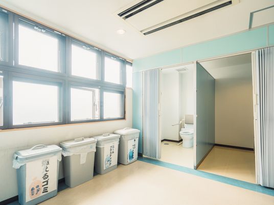 明るい清潔なトイレ空間