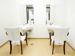 洗面台が備わる清潔感のある空間
