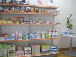 日用品並ぶ棚の一角