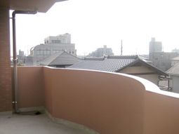 明るい市街地のバルコニー