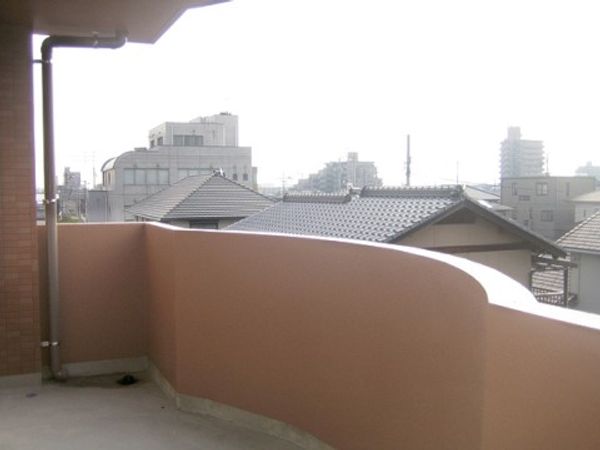 明るい市街地のバルコニー