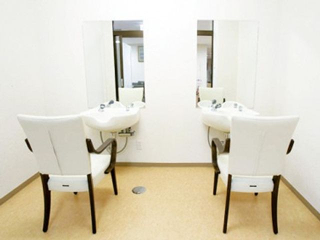 洗面台備えた清潔な空間 理美容室 二つの洗面台が配置された清潔感のあふれるスペースです。日々の身支度に必要な設備が整っており、使いやすい高さに配慮されています。