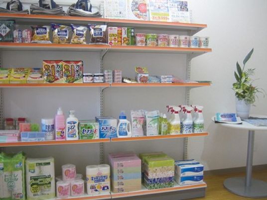 日用品が並ぶ売店コーナー