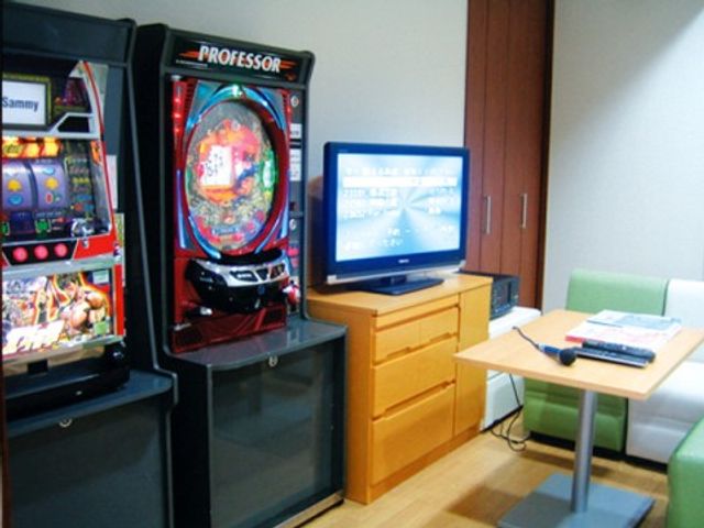 レクリエーション準備の居室 娯楽施設 レクリエーションスペースには、パチンコ台とテレビが設置されており、リラックスした時間を過ごせるよう配慮されています。