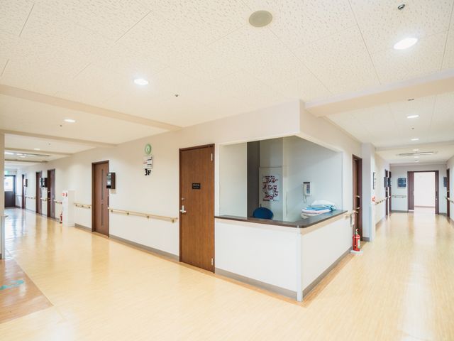 明るく広々とした廊下 廊下 ゆったりとした通路が確保されており、清潔感のある空間で作業のしやすい環境です。手すりが整備されており、安全に配慮されています。