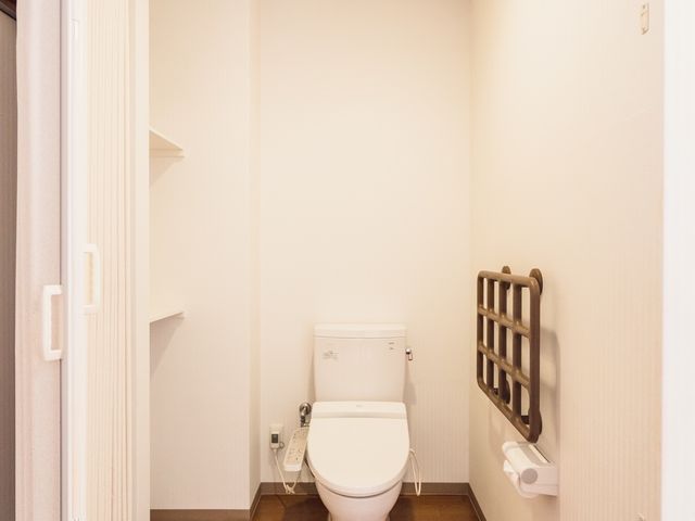 バリアフリー設計のトイレ トイレ 広々とした清潔なトイレは、手すりも完備で安全性に配慮されています。快適な職場環境の提供を心がけています。