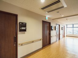 綺麗な廊下と部屋の扉
