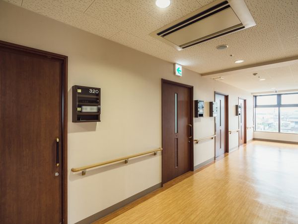 綺麗な廊下と部屋の扉