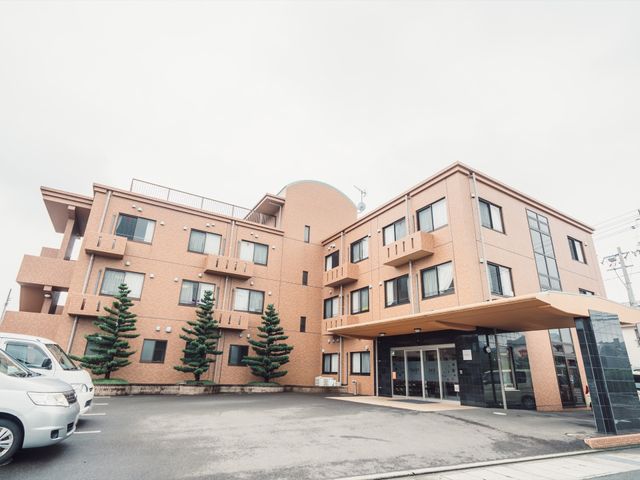 モダンな建物のエントランス 外観 開放的で心地よい雰囲気のエントランスが迎えてくれます。閑静な地域に位置するこの場所で、皆さんと共に働けることを楽しみにしています。