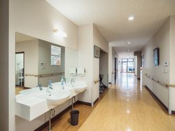 清潔な洗面台と廊下