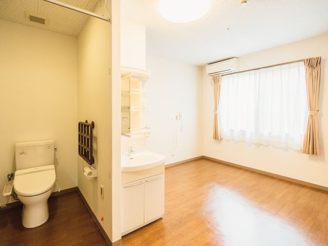 明るい洋室の居室 居室 洗面所やトイレも備えた居室です。エアコン付きで快適な私空間を確保でき、明るい窓からは日差しが差し込みます。