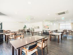 明るい食堂の様子