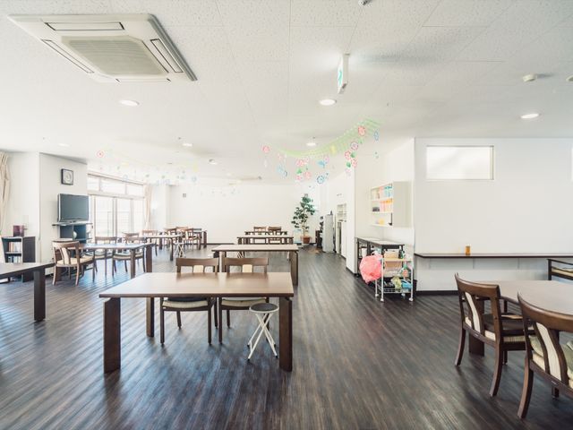 広々とした明るい食堂 リビング 天井が高く開放的な食堂は、居心地の良い空間を提供しております。共有利用されるダイニングにはテレビも備えられ、快適にお食事や交流が楽しめます。