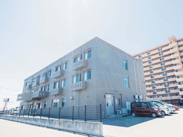 青空に囲まれた建物の外観 外観 日差しを浴びた清潔感のある外観です。安心して勤務できる明るい職場環境がここにあります。