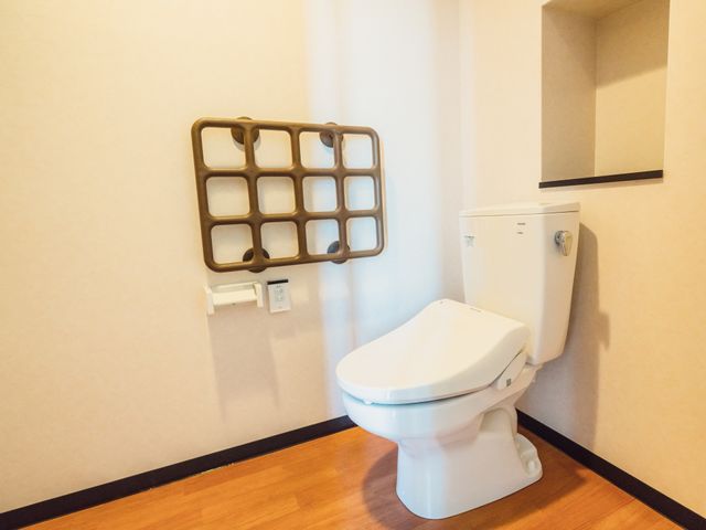 清潔なトイレ空間 トイレ 利便性を考慮した設計のトイレです。安心してご利用いただける手すりも備え付けられています。